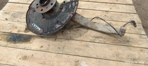 Front wheel hub spindle knuckle