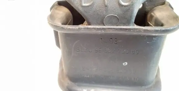 Citroen C4 I Engine mount bracket 4968202678
