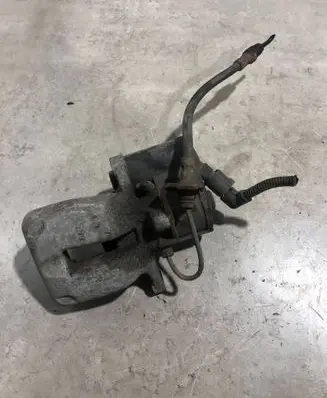 Volkswagen PASSAT CC Rear brake caliper 