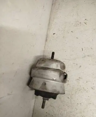 Audi A4 S4 B6 8E 8H Engine mount bracket