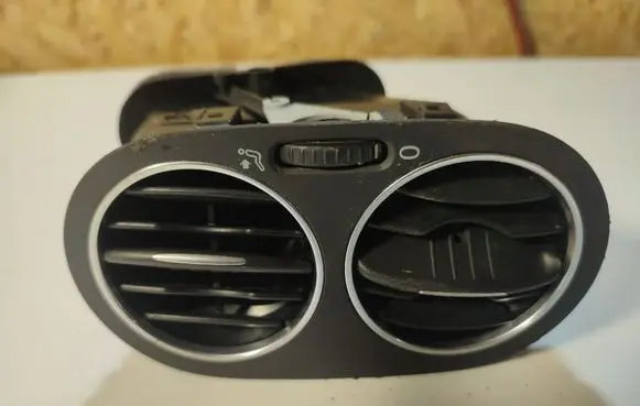 Volkswagen Golf Plus Dash center air vent grill ZSB5M0819703A