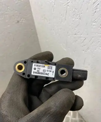 Chrysler Voyager Airbag deployment crash/impact sensor 04686957AC 0108301338 151104