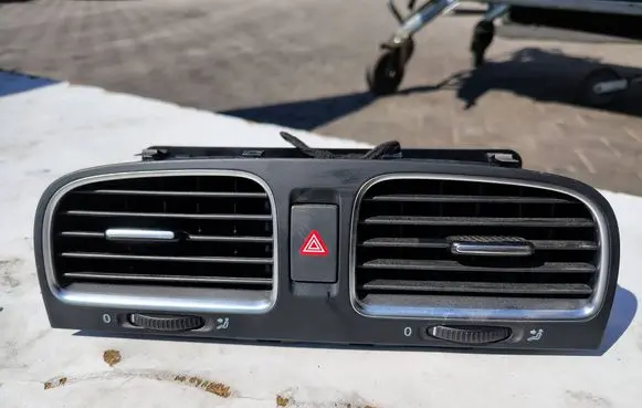 Volkswagen Golf VI Dash center air vent grill 5K0819728N