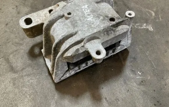 Engine mount bracket