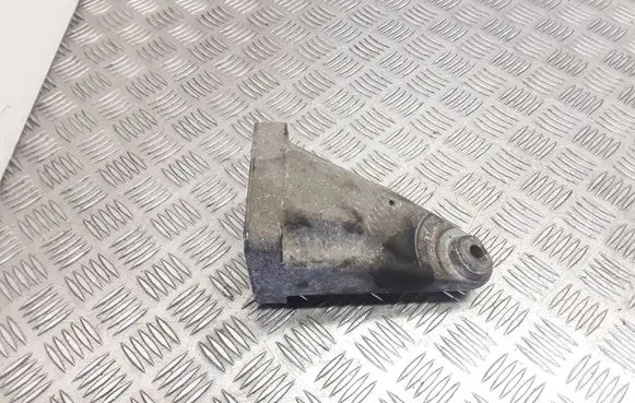Engine mounting bracket