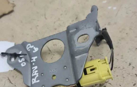 Toyota RAV 4 (XA20) Airbag deployment crash/impact sensor