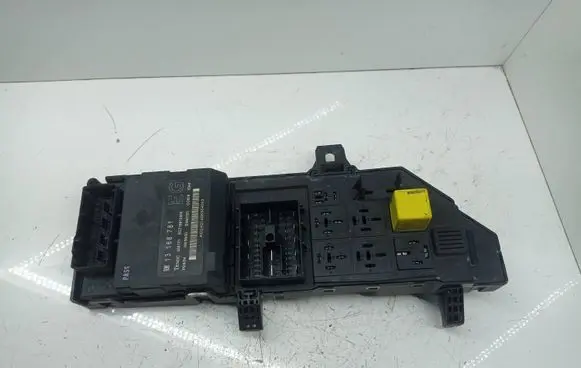 Opel Vectra C Fuse module 13168781