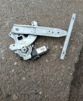 Nissan Note (E11) Rear window lifting mechanism without motor 400928A 0928