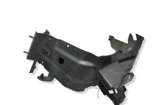 Audi Q7 4M Fender mounting bracket 4M0821138B