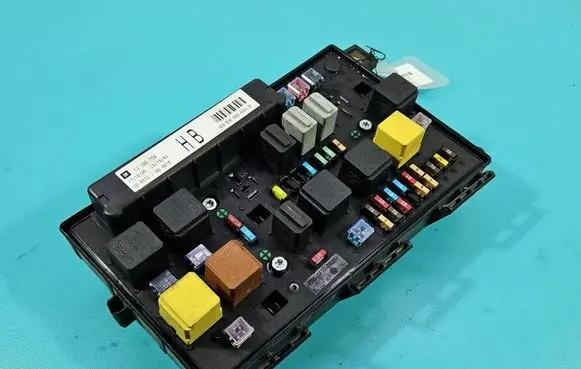 Opel Zafira B Fuse box set 13206754 IMPRK1517018
