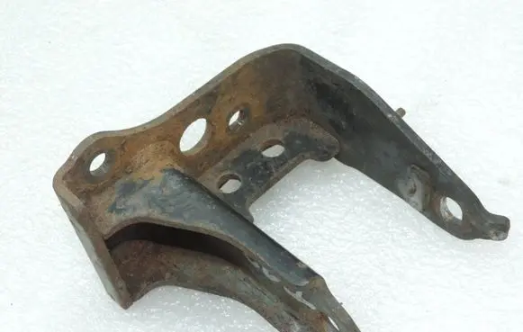 Toyota RAV 4 (XA20) Engine mounting bracket