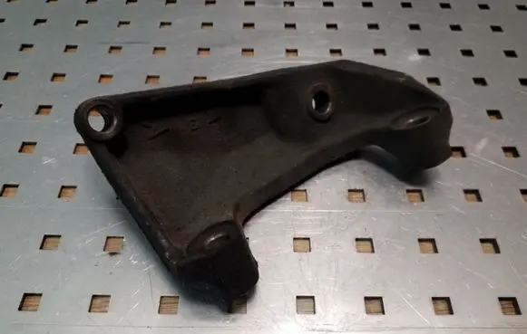 Toyota RAV 4 (XA20) Engine mounting bracket