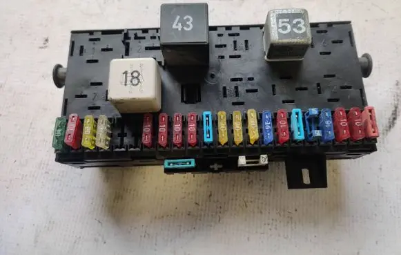 Volkswagen PASSAT B3 Fuse module 171941813D