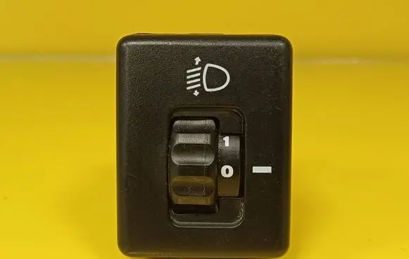 Hyundai Accent Headlight level height control switch 9337022000