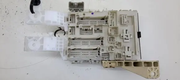 Toyota Yaris Fuse box set 8273052700