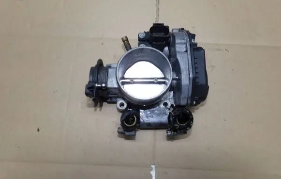Volkswagen PASSAT B5 Throttle valve 058133063H
