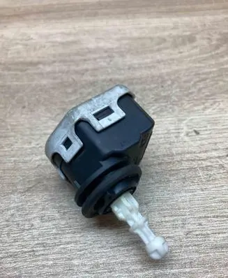 Volvo S40, V40 Headlight level adjustment motor 007878