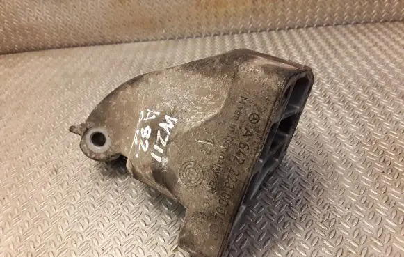 Mercedes-Benz E W211 Engine mounting bracket 6422230004 A6422230004