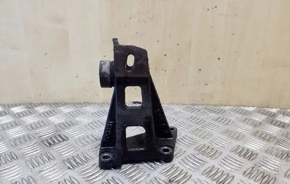 Suzuki Grand Vitara II Engine mounting bracket
