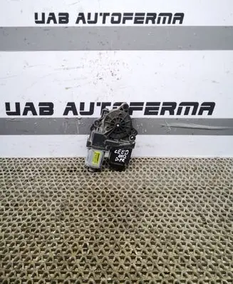 KIA Ceed Front door window regulator motor 82460A2010 001100268728