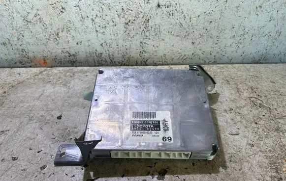 Toyota Avensis T250 Engine control unit/module 1758006323 8966105690 MB1758006323