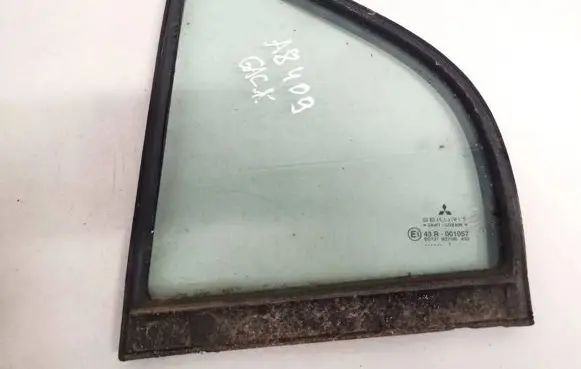 Rear vent window glass