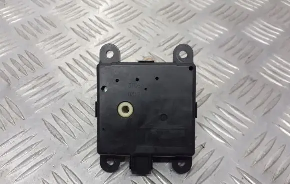 Nissan Almera N16 Central body control module 3T05030820