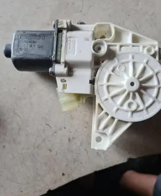Mercedes-Benz E W212 Front door window regulator motor A2048200142 97121910