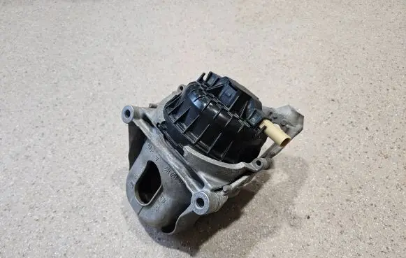 Audi Q7 4M Engine mount bracket 4M0199371FF