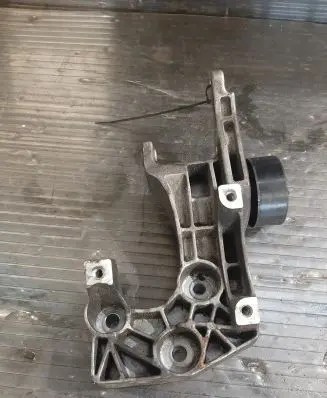 Opel Mokka Generator/alternator bracket 552805357