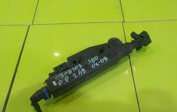 Volvo S80 Headlight washer pump 30663580
