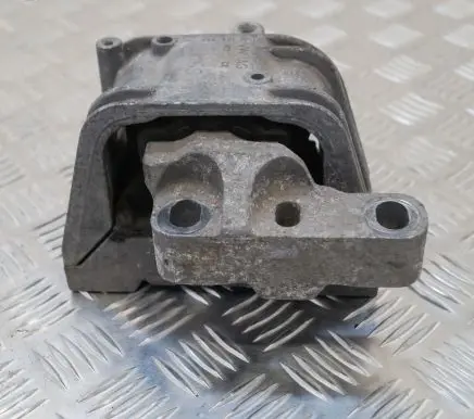 Volkswagen PASSAT B6 Engine mount bracket 1K0199262M