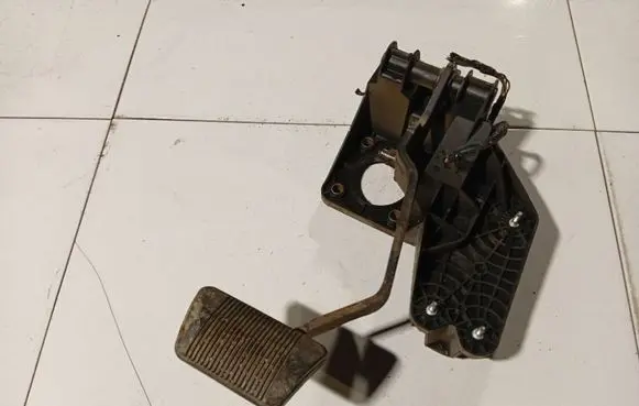 Chrysler Grand Voyager V Brake pedal 