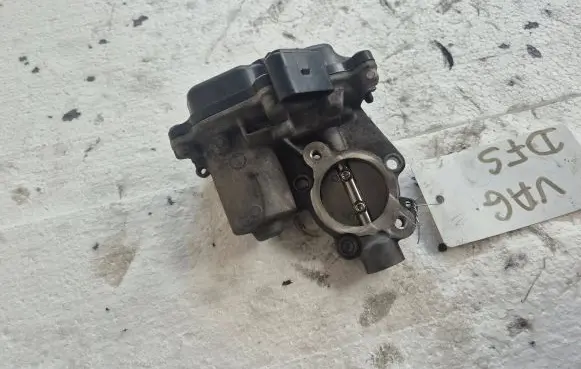Volkswagen Jetta IV Throttle body valve 04L131501L