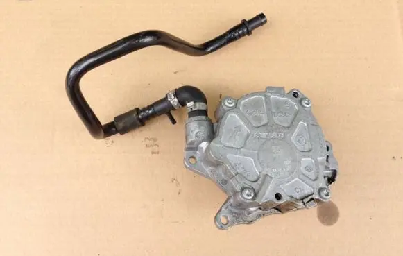 Audi A4 S4 B8 8K Vacuum pump 03L145100F