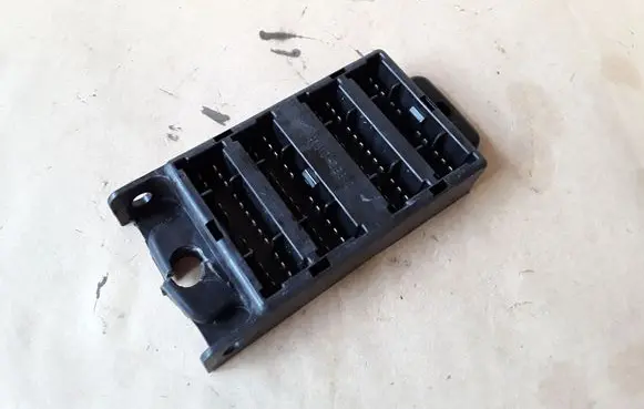 KIA Sorento Fuse module 913103E810