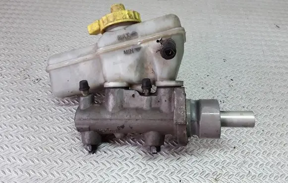 Volkswagen Golf IV Master brake cylinder 0204221731