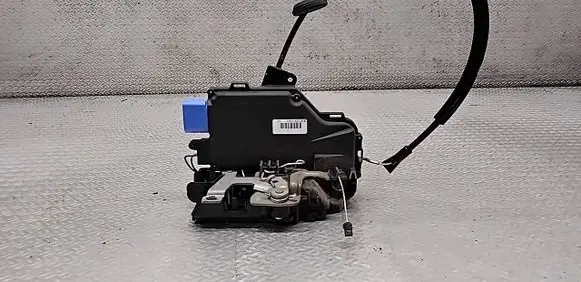 Volkswagen Golf V Front door lock 3D1837015