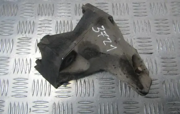 Opel Vectra B Engine mounting bracket 90497256