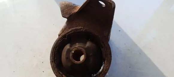 Hyundai Trajet Engine mount bracket