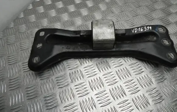 Mercedes-Benz E W212 Engine mount bracket A2122422201 VD16399