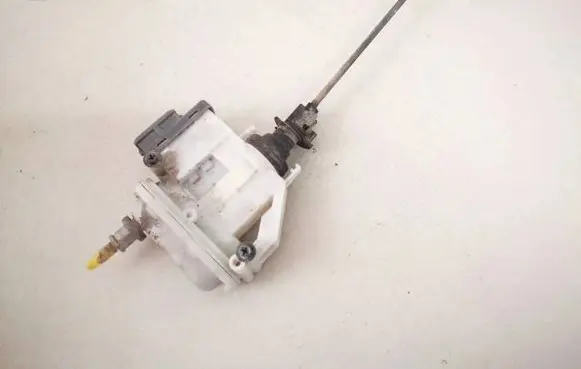 Volkswagen PASSAT B4 Central locking vacuum pump 3A0862153