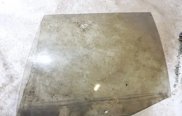 Peugeot 405 Rear door window glass