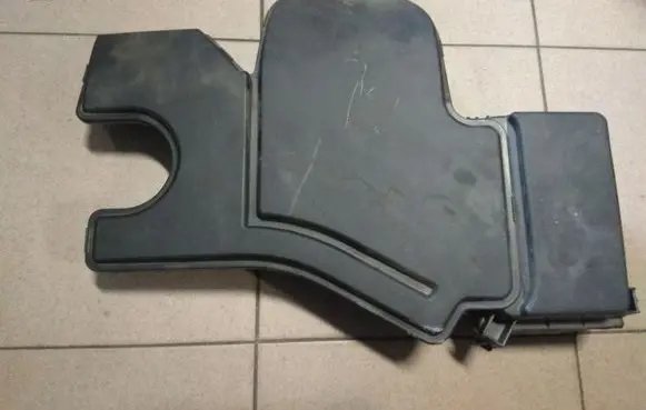 Peugeot 108 Air filter box