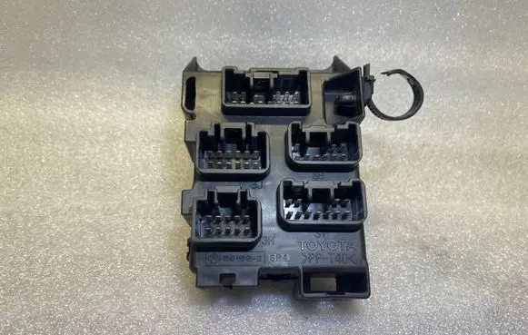 Toyota Avensis T250 Fuse module 8273405030