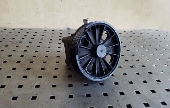 Volvo XC90 Power steering pump 30760531