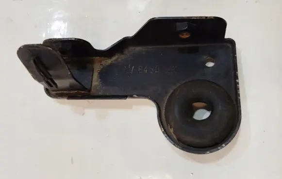 Maserati Ghibli Front splash guards bracket B430