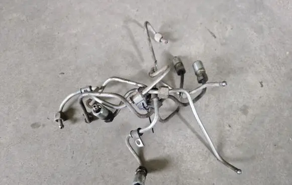 Mitsubishi L200 Fuel injector supply line/pipe 