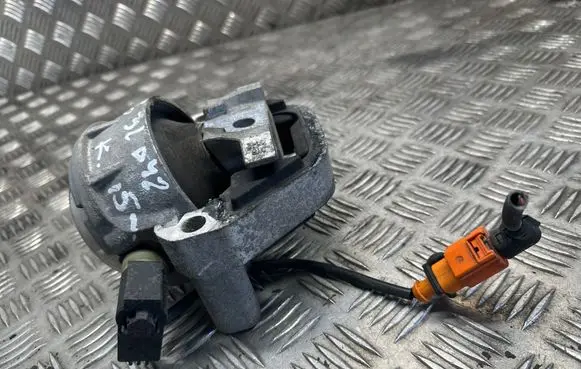 Engine mount bracket