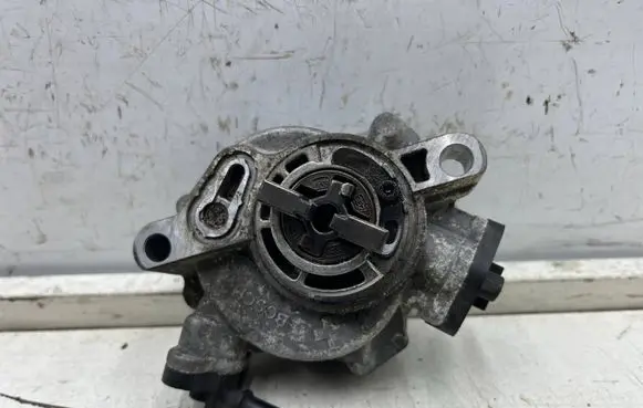 Volvo V40 Vacuum pump 9804021880